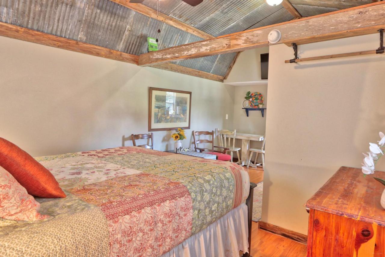 Sunflower Ridge Bungalow Wimberley Bagian luar foto